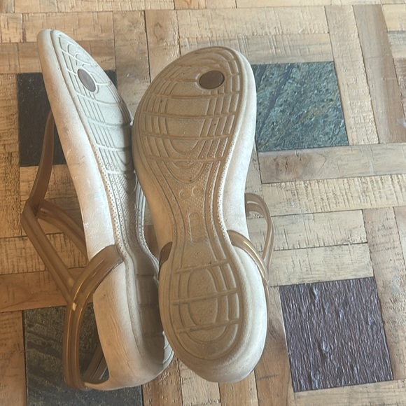 Crocs Isabella Women's Size 8 Tan Jelly T-Strap Iconic Comfort Sandals - Picture 2 of 7